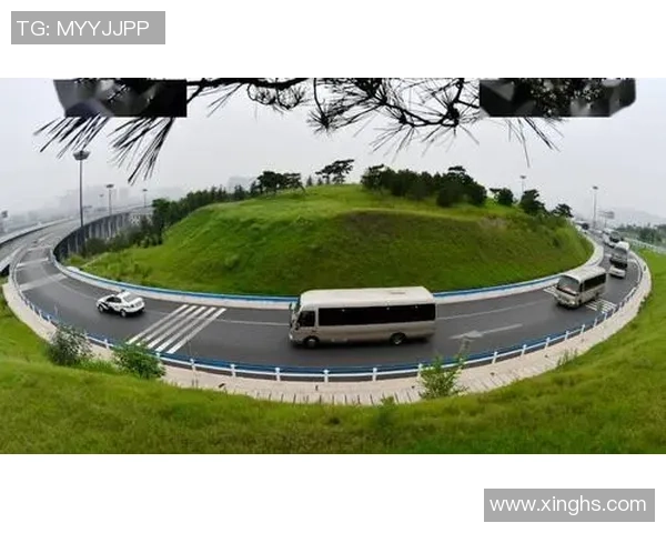 停车场调度员的传奇一天数千辆大巴的有序指挥与背后的故事